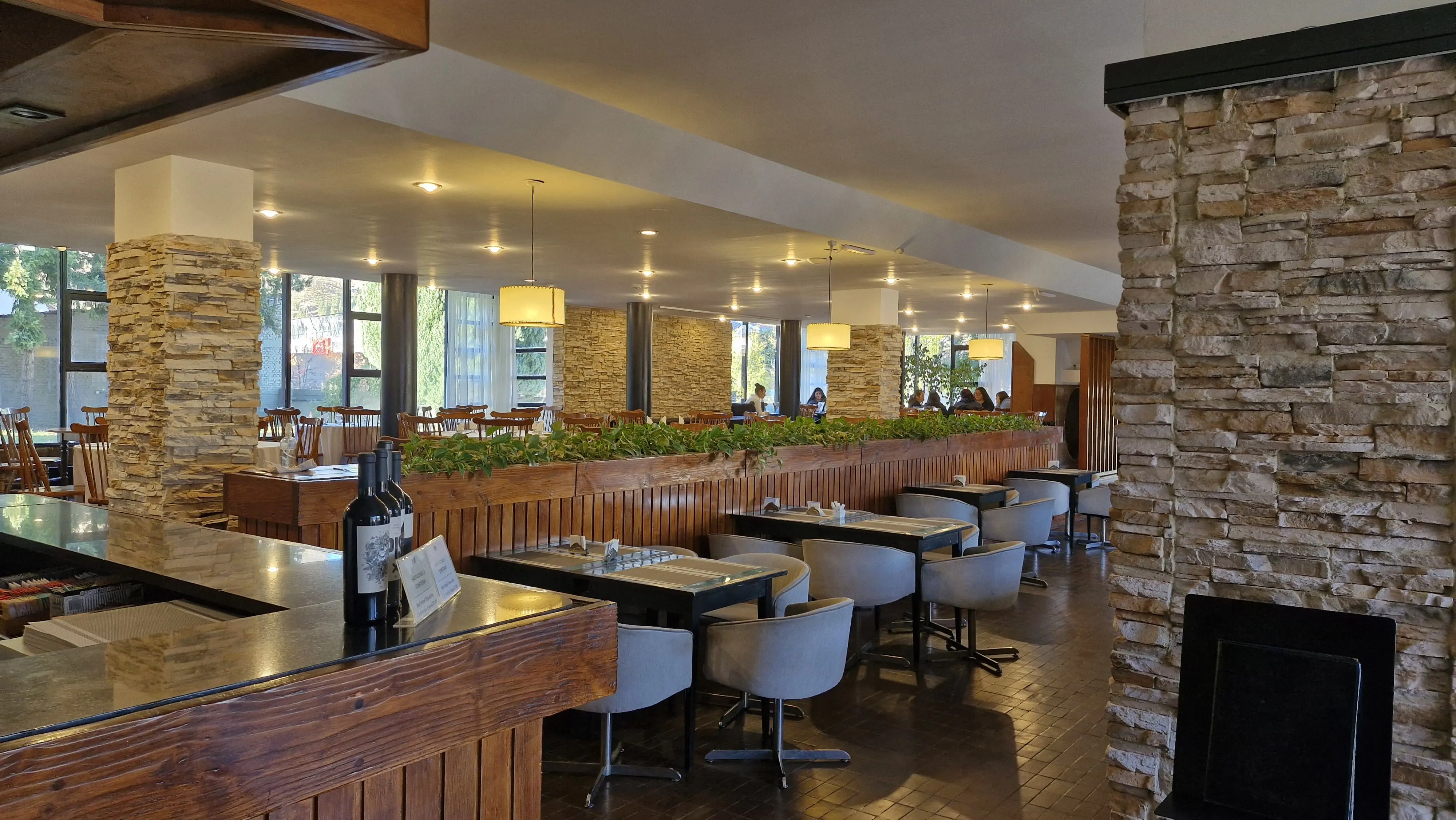 Salón de El Bigüá con mesas vestidas, sillas y arreglos