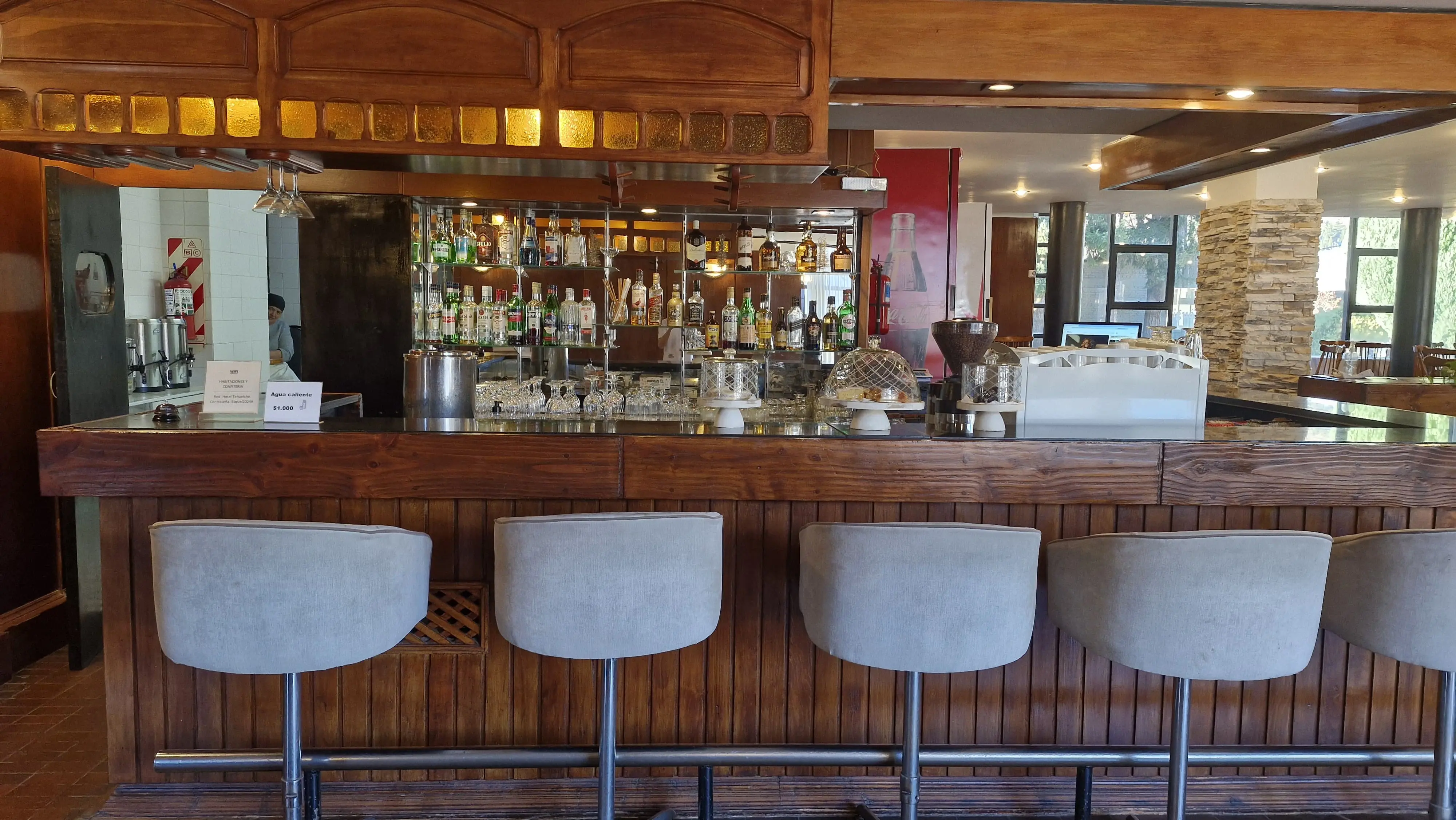 Barra de entrada de El Bigüá con la cocina al fondo